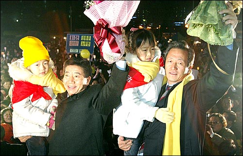 2002년 12월 17일 저녁 경기도 일산 뉴코아백화점앞에서 공동유세를 벌이는 노무현 후보와 정몽준 대표.